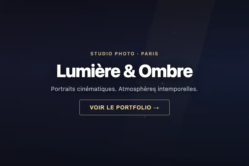 Hero / Landing — Studio créatif ou portfolio nocturne — Dust Motes exemple 1
